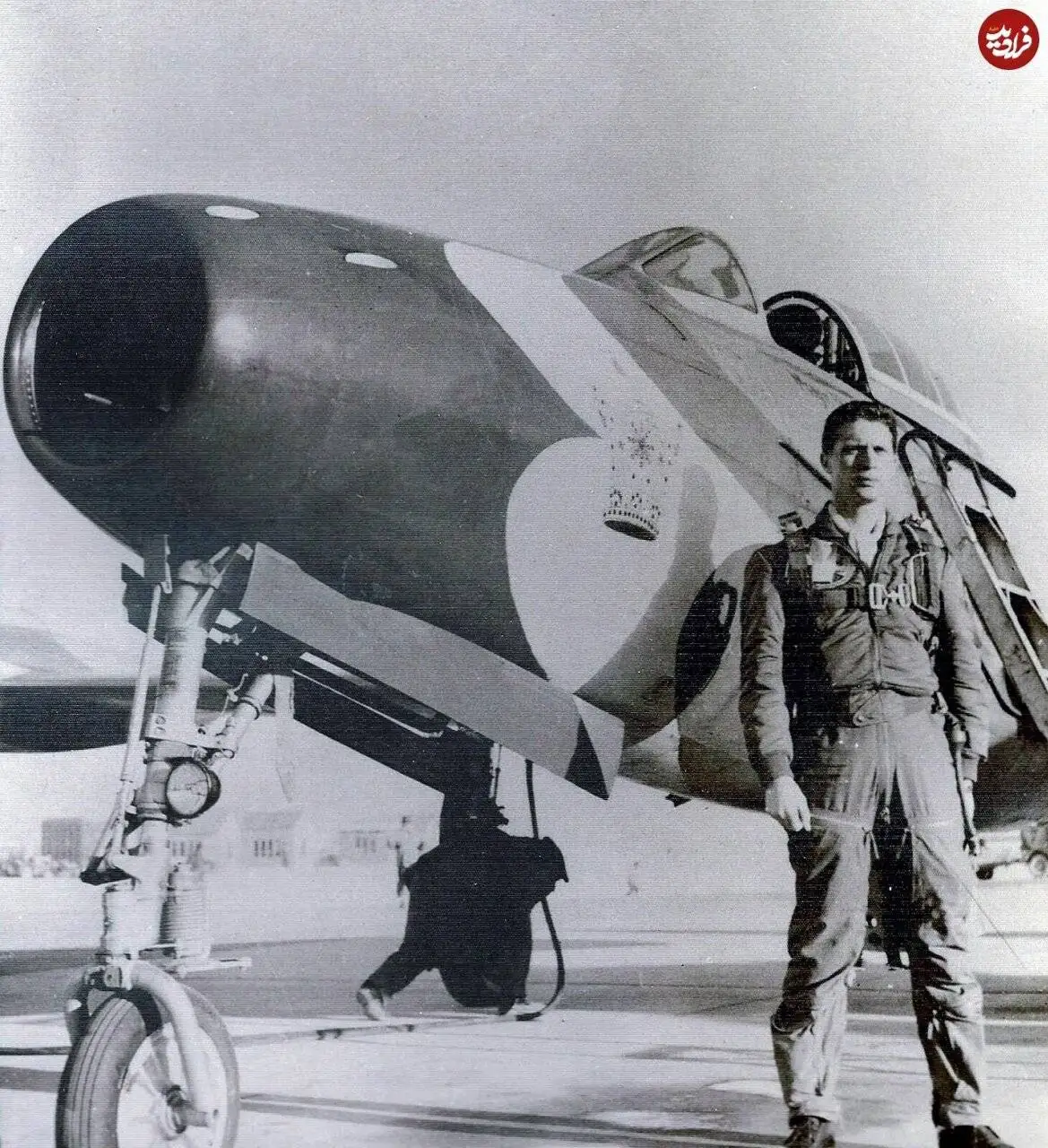 تصویر - تصویری از نادر جهانبانی در کنار جنگنده f-84 در سال 1339