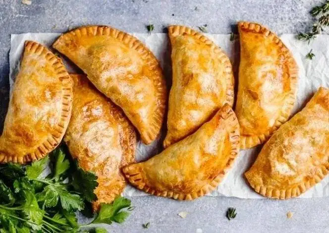 درست کردن پیراشکی پیتزایی خانگی با خمیر نرم و کش دار