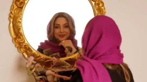 عکس - بررسی انگشتر زیبا و خاص مریم سلطانس دخترمحمد کاسبی در سریال سه در چهار