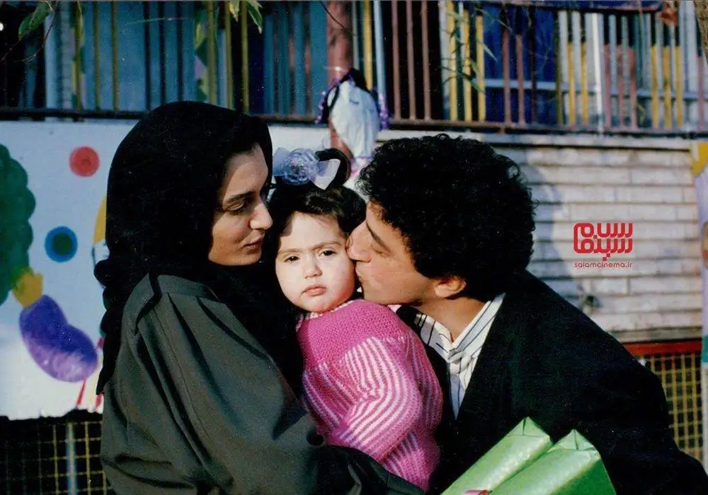 آتنه فقیه نصیری در 23 سالگی و در دومین فیلم اش در کنار علیرضا خمسه ؛ سال 70