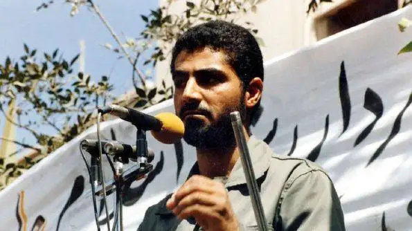 عکس؛ سفر در زمان؛ (سردار سلیمانی) در حال پرتقال خوردن با همرزمان اش در جبهه؛ دهه 60