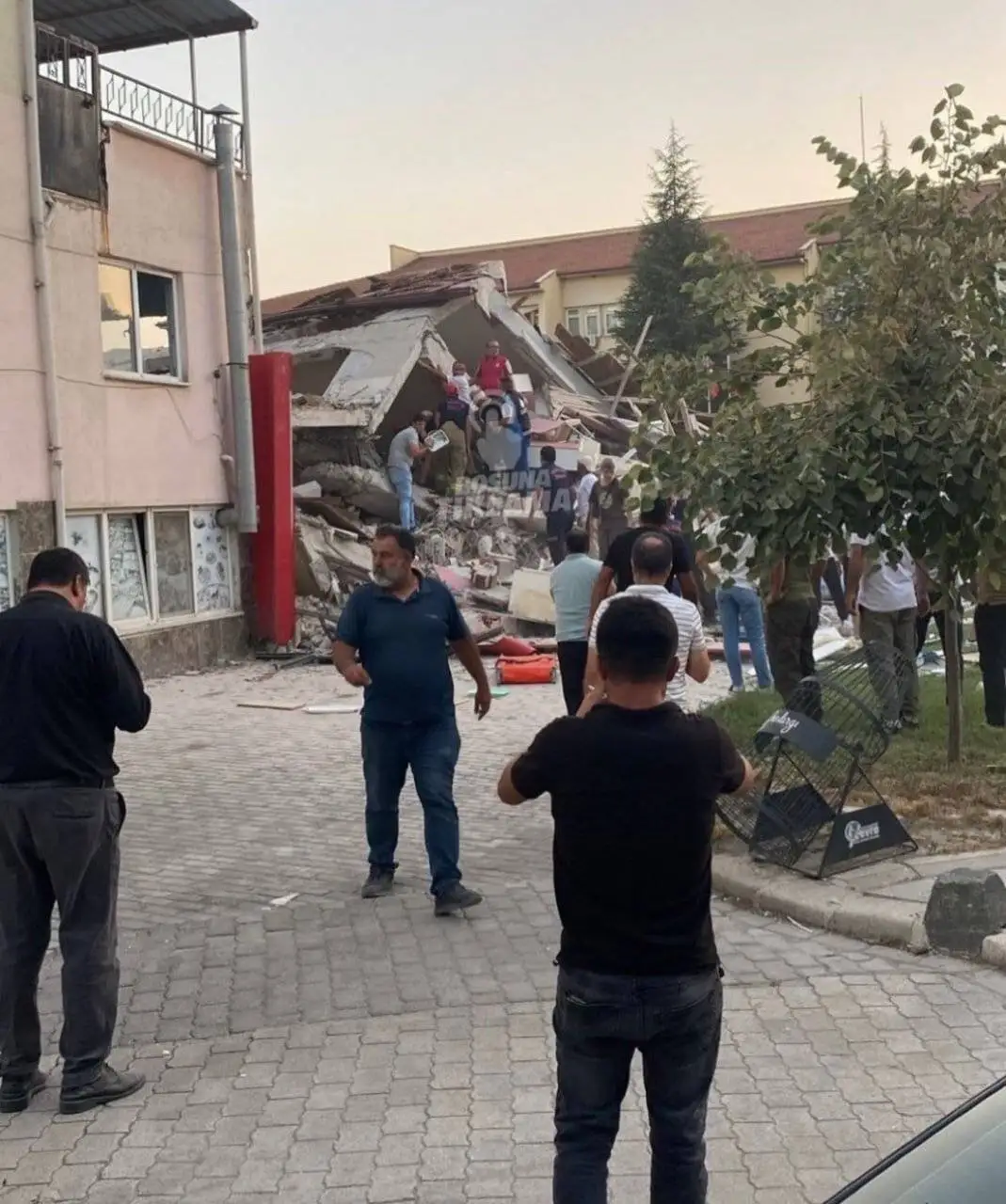 تصویر - نخستین تصاویر از ریزش یک ساختمان در بالیک اِسیر در پی زمین لرزه 6.1 ریشتری در ترکیه