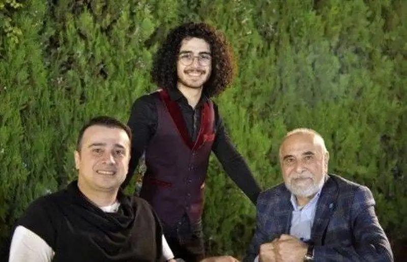 قاب خانوادگی سپند امیرسلیمانی در کنار پدر و خواهرزاده اش