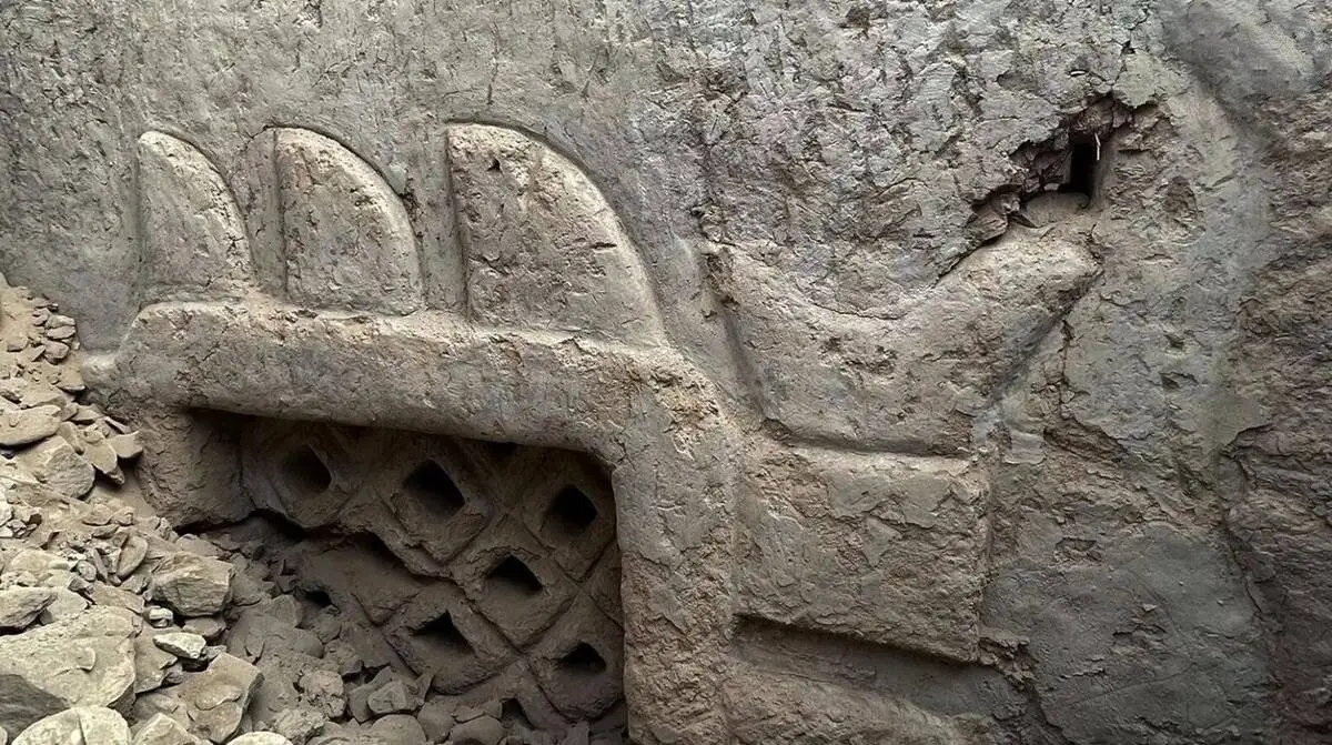 بیرون آمدن حکاکی استثنایی 3 هزار ساله از زیر یک تپه - عکس