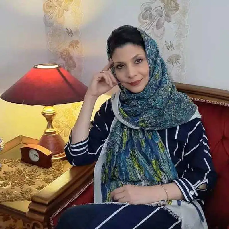 عکس - سفر در زمان ؛ چهره جدید(شیده معاونی) مجری دهه 60 به همراه دختر زیبایش - مادر و دخترش باهم مو نمی زنند!