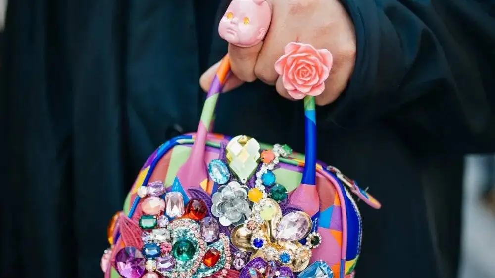 ترندهای لباس و اکسسوری 2026 ؛ از کیف تا روسری، اکسسوری های جسور و خلاق