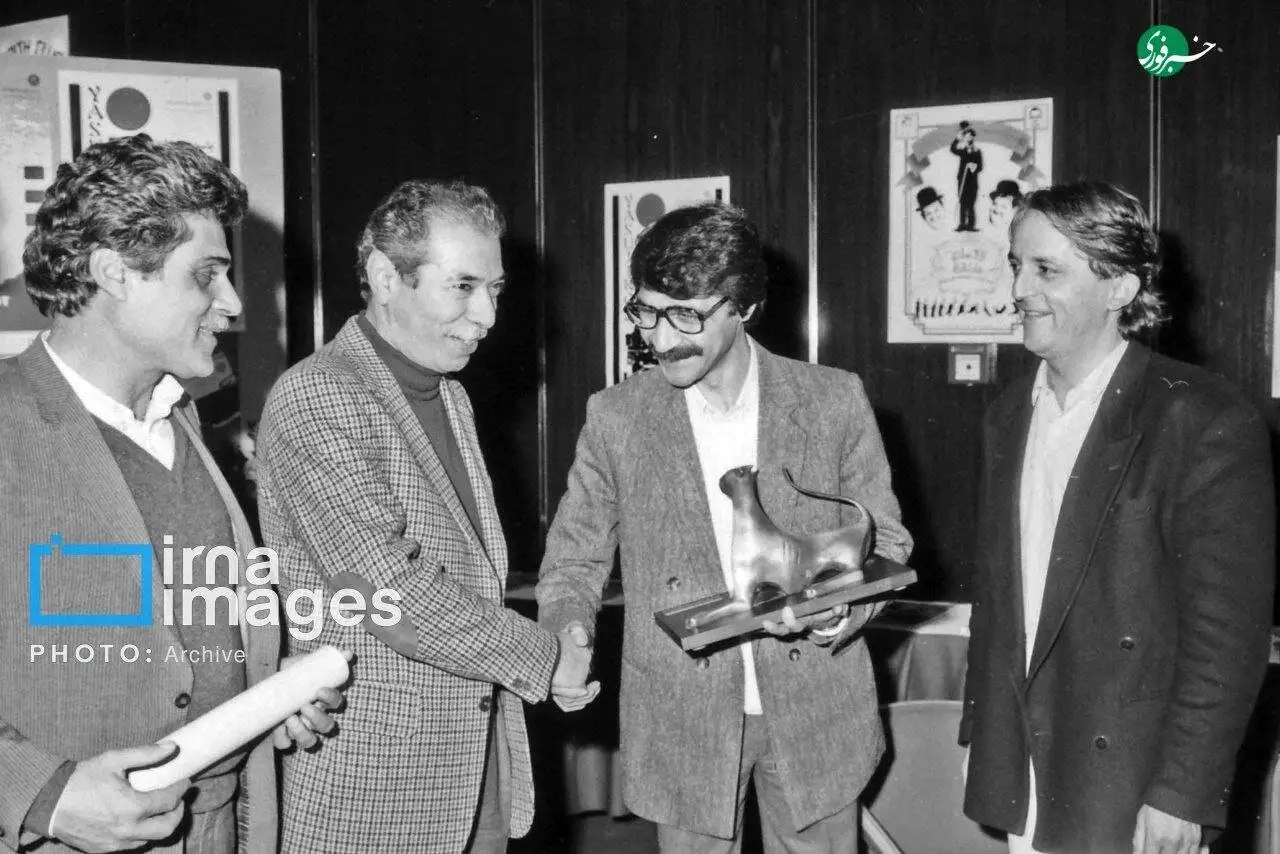 تصویر - تصویری کمتر دیده شده از دریافت تندیس جایزه لوکارنو توسط مرحوم تقوایی