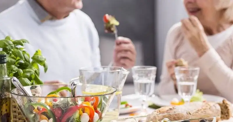 چه غذاهایی برای فشار خون بالا مضر است؟ + توصیه های تغذیه ای برای کنترل فشار خون