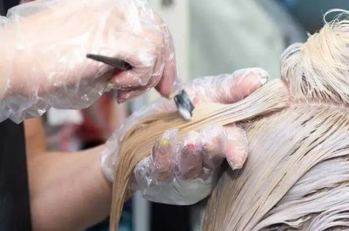 چه رنگی سفیدی مو را می گیرد؟ + بهترین ترکیب رنگ - روش رنگ کردن موی سفید