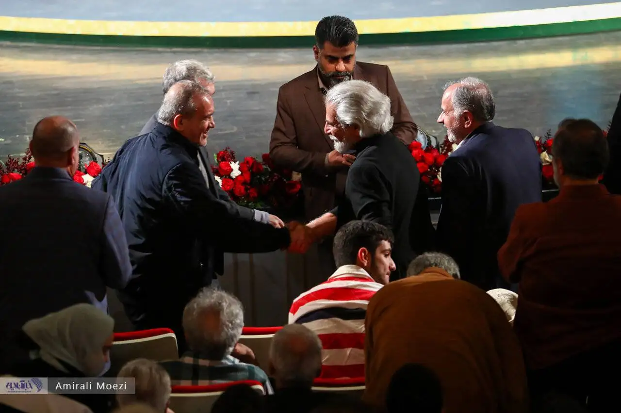 تصاویر - قاب هایی ماندگار اهدای جوایز برندگان جشنواره فجر توسط پزشکیان