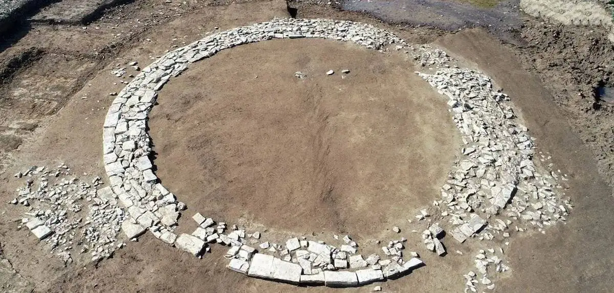 کشف شگفت انگیز دایره سنگی دوران روم باستان در یک گورتپه - عکس