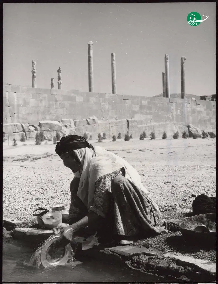 تصویر - تصویری جالب از یک زن در حال شست وشوی ظروف در تخت جمشید، سال 1335