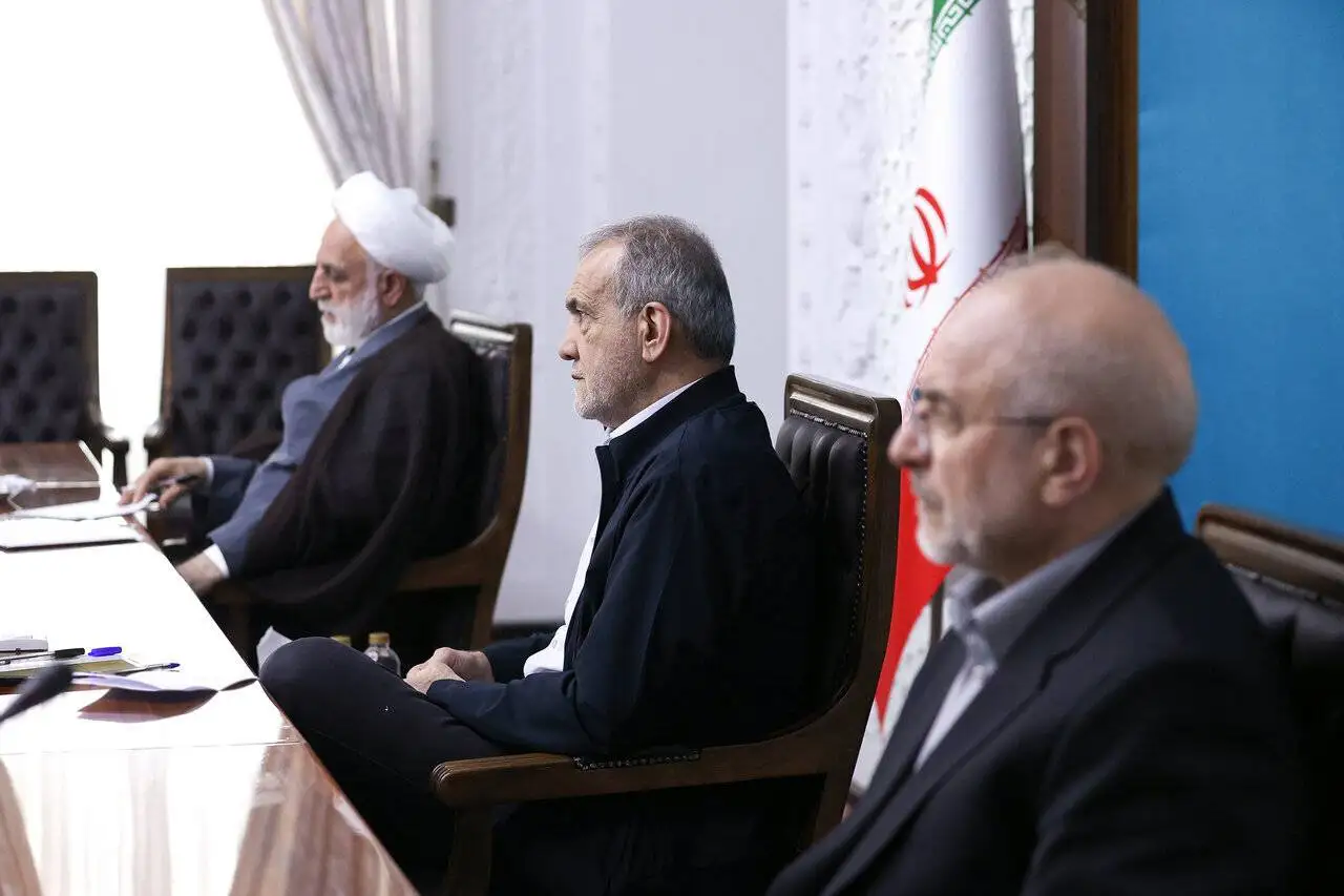 چهره محسن رضایی در جلسه با حضور سران قوا
