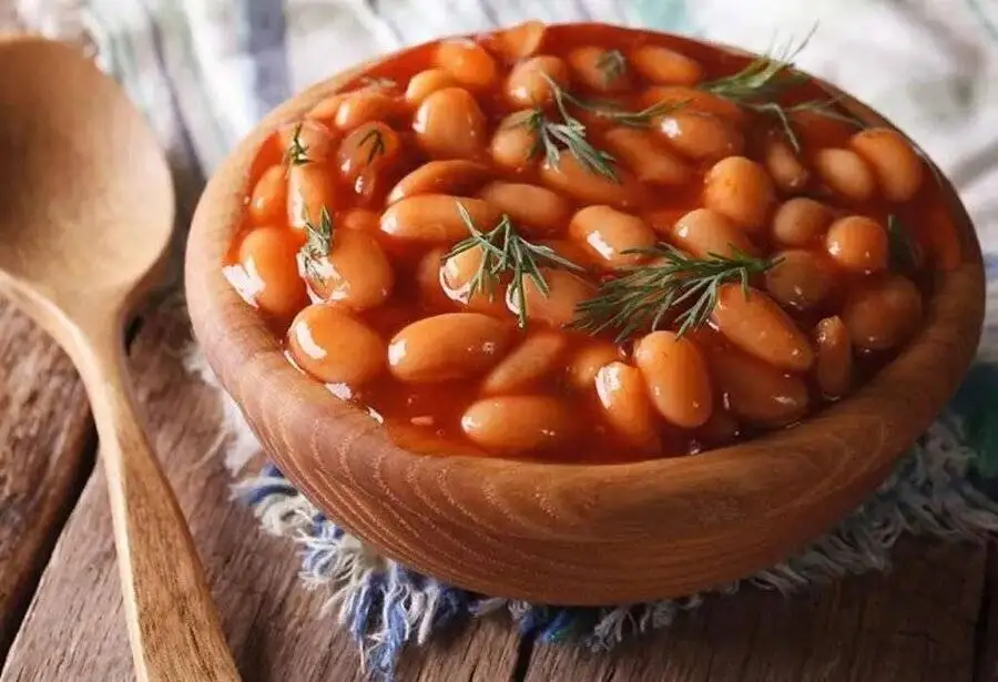 درست کردن خوراک لوبیا چیتی با سیب زمینی و قارچ، یک صبحانه کامل و مقوی 