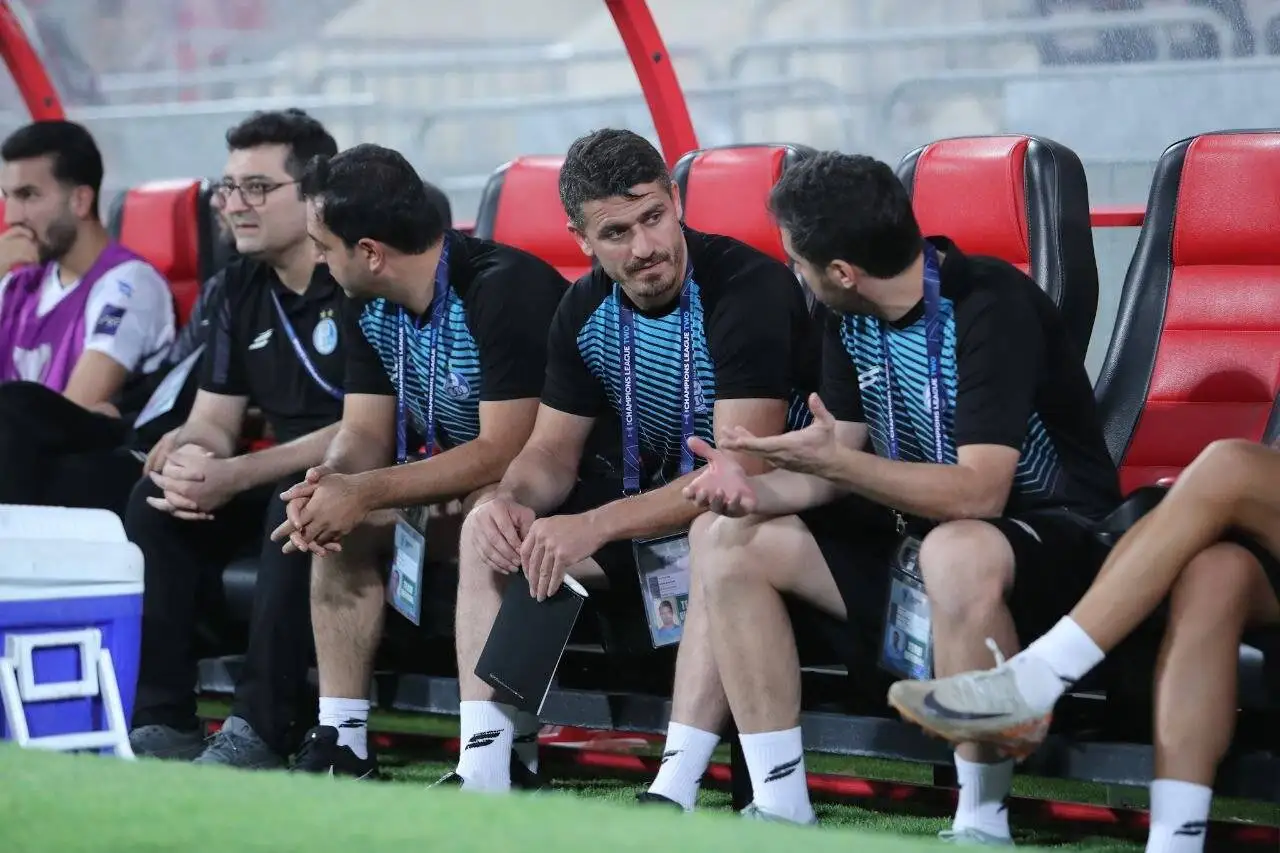 عکس - وریا غفوری روی نیمکت استقلال در آسیا نشست