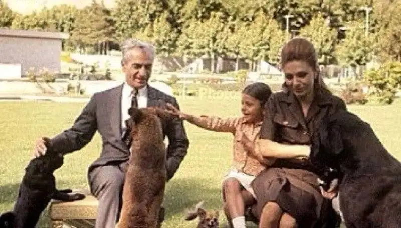 سفر در زمان - شاه معزول و فرح پهلوی بین سگ های ژرمن هرکول - سال 1342