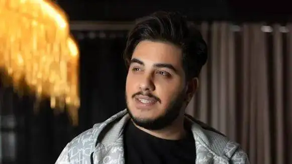 آواز شاد؛ آرون افشار خواست از حرکات خفن دوستاش عقب نمونه از بیرون سالن آغاز کرد خوندن