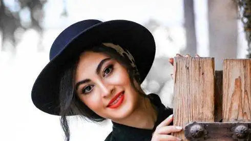 عکس - استایل فوق العاده شیک و جذاب مریم مومن در ماشین شخصی اش - مثل همیشه باکلاس و مرتب و کلاسیک