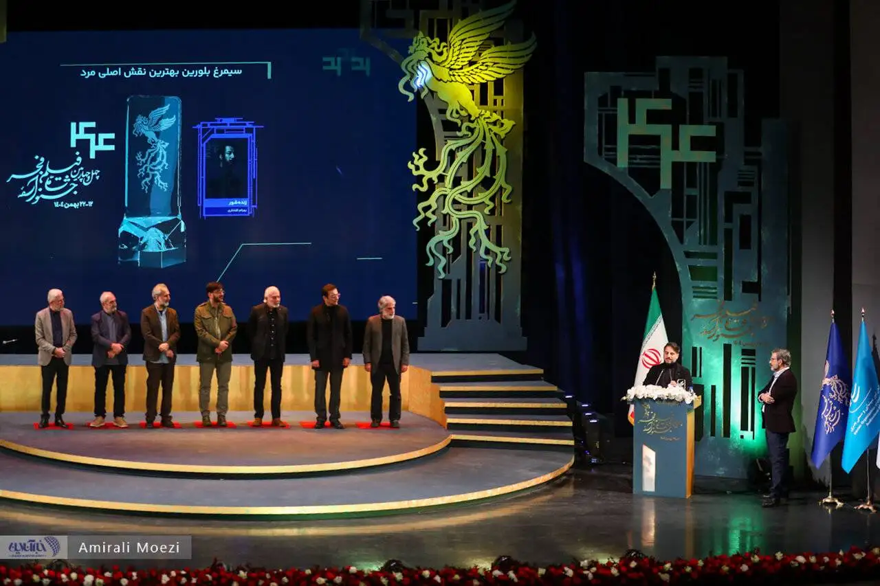 تصاویر - قاب هایی ماندگار اهدای جوایز برندگان جشنواره فجر توسط پزشکیان