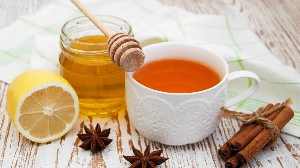 ریختن عسل در چای داغ سم تولید می کند؟ - باورهای نادرست درمورد عسل