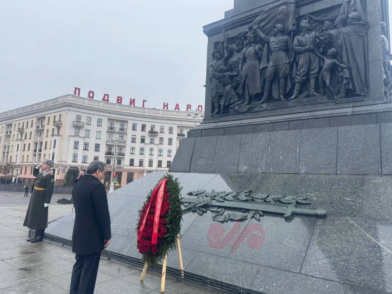 عراقچی با لوکاشنکو دیدار کرد - اهدای تاج گل به کشته شدگان جنگ+ تصاویر