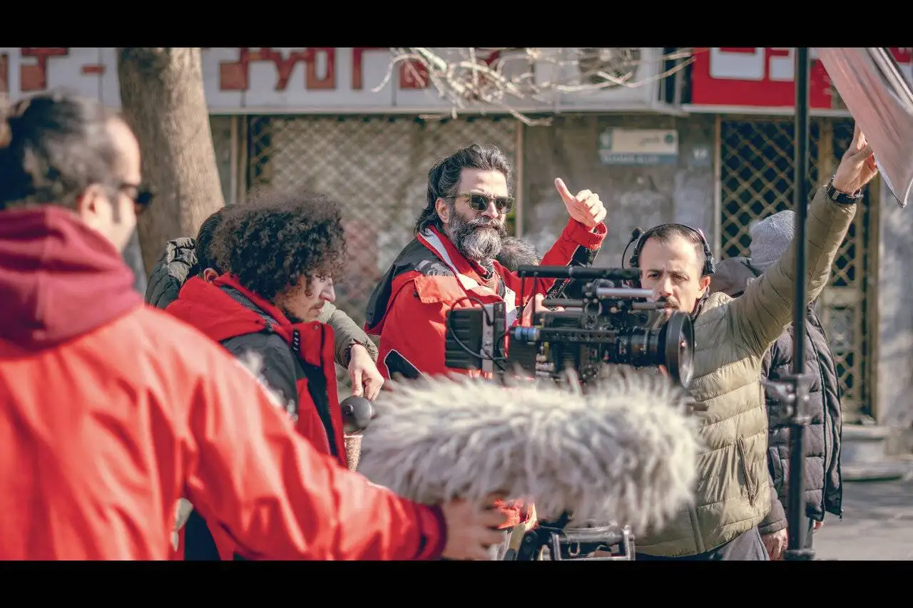 این که باید از (شهید) هم دفاع کرد، نشان از شکاف بزرگ اجتماعی است - قراری بر تغییر پایان فیلم نبود - معرفی چهار بازیگر به سینمای نوجوان با (بچه مردم)