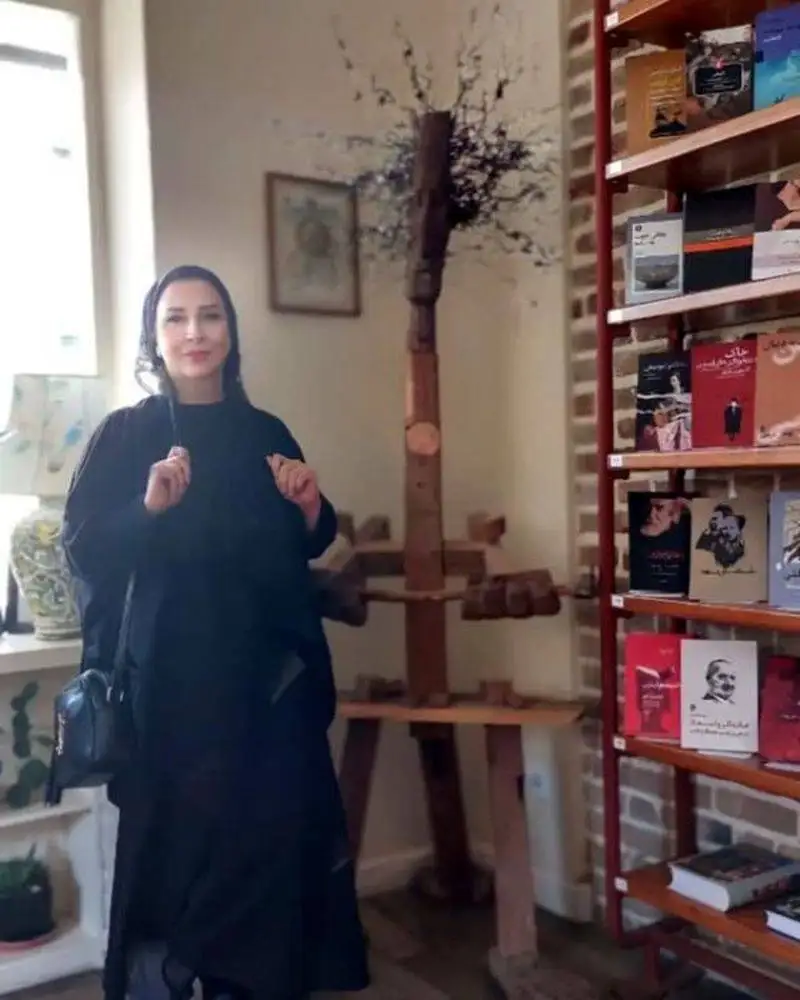 بررسی دکوراسیون لاکچری و منحصربفرد منزل مرجانه گلچین در ورودی خانه اش - از مجسمه چوبی جالب تا کتابخانه و آباژور کلاسیک!