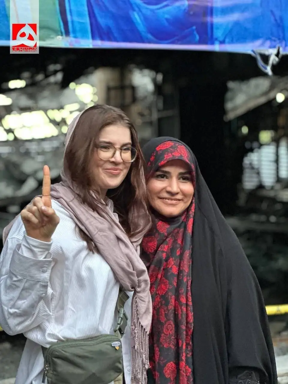 عکس یادگاری سحر امامی و خبرنگار آمریکایی در کنار ساختمان شیشه ای