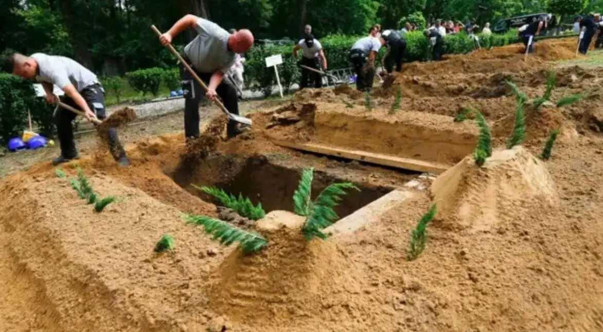 مسابقه بین المللی قبرکنی در مجارستان - عکس