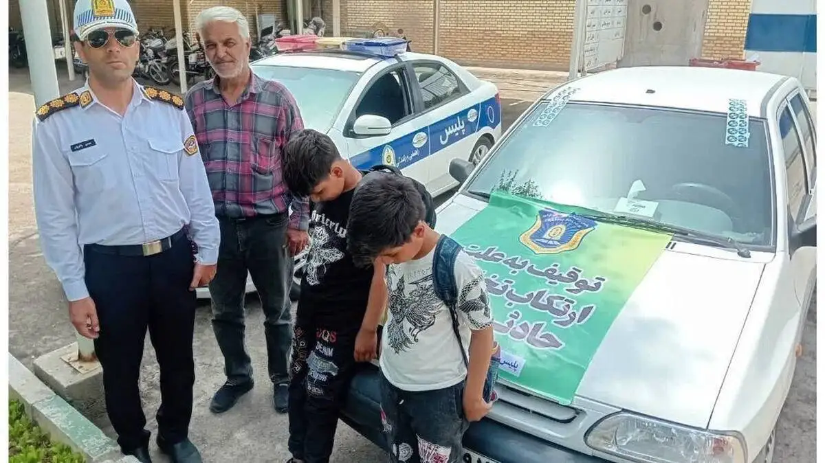 رانندگی دردسرساز پسر 12 ساله؛ کودک دیگری را زیر گرفت - عکس