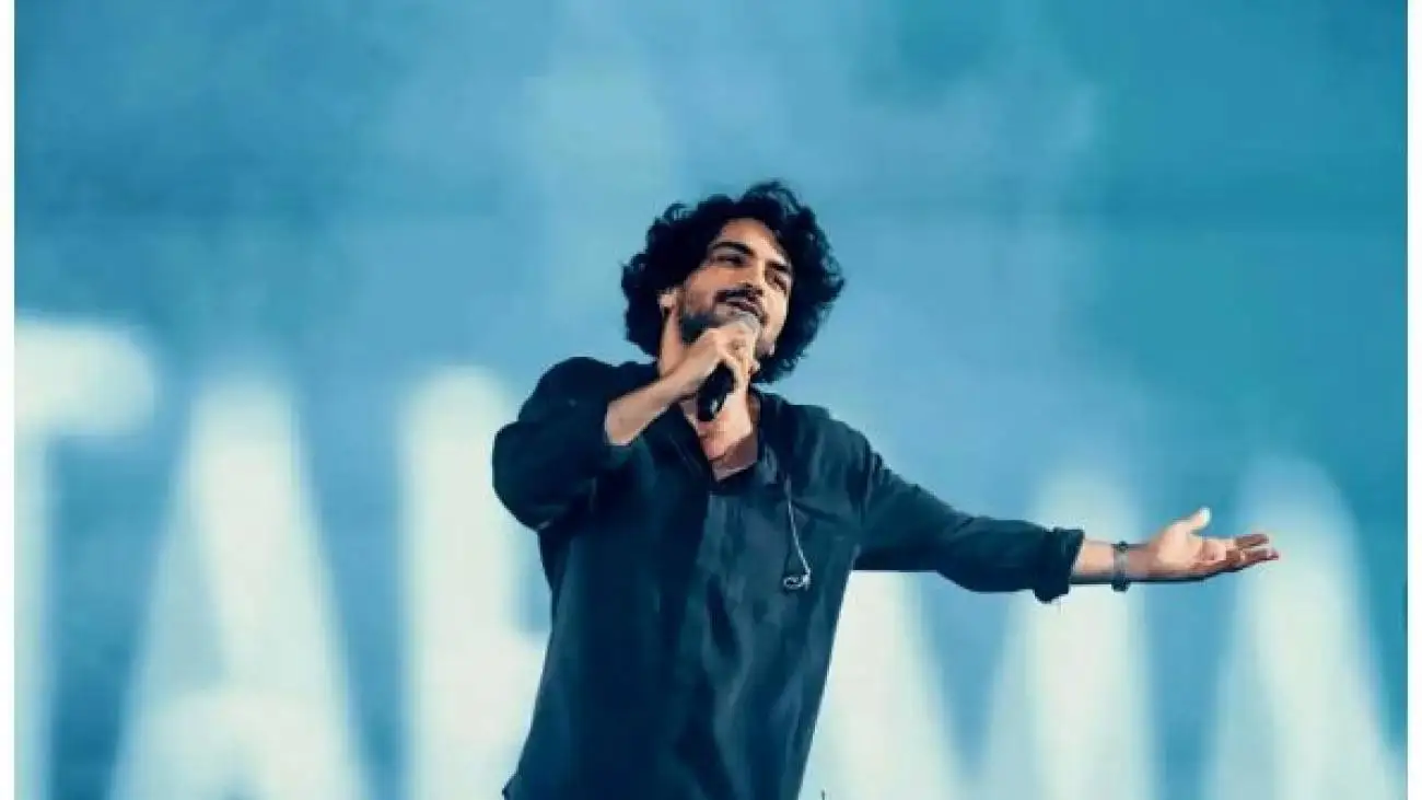 فیلم آواز خوانی احساسی عرفان طهماسبی - اینبار با آهنگ خواننده قدیمی غوغا کرده - همراهی مردم شگفت انگیزه