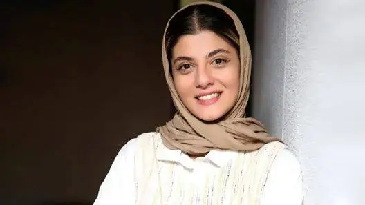 مهسا طهماسبی با کت وشلوار مشکی و اکسسوری های فانتزی درخشید - مامان کوچولو محبوب این روزها با این تصاویر وایرال شد!