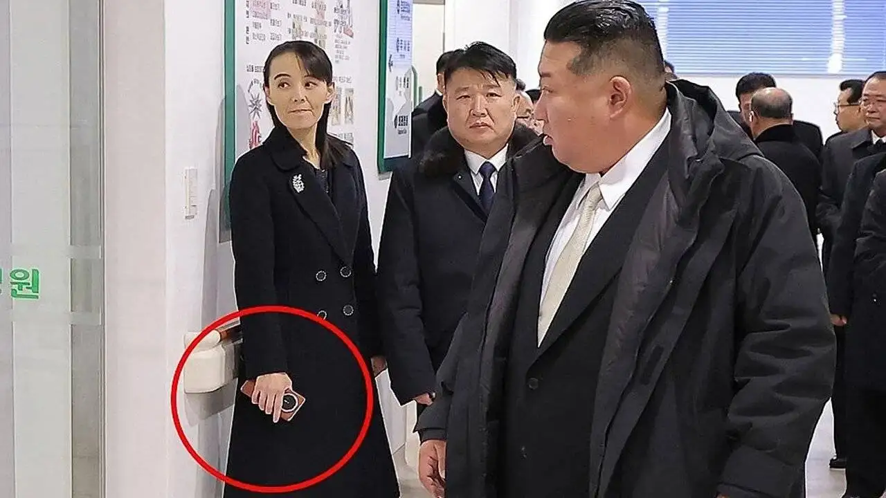 تلفن هوشمند 1300 دلاری در سرزمین حقوق های 3 دلاری؛ خواهر رهبر کره شمالی با گوشی تاشوی خارجی دیده شد+تصاویر