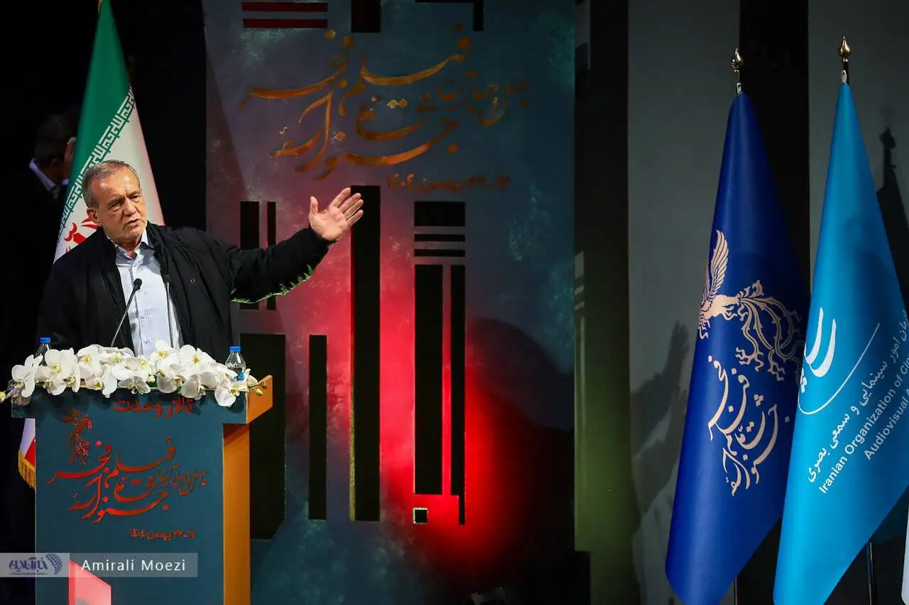 تصاویر - قاب هایی ماندگار اهدای جوایز برندگان جشنواره فجر توسط پزشکیان