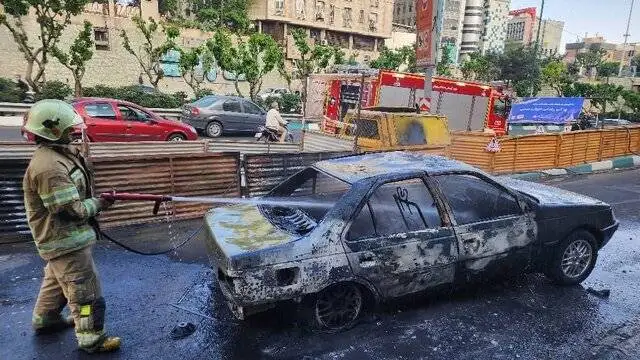 جزئیات آتش گرفتن پژو 405 در بزرگراه مدرس - 2 جوان داخل خودرو بودند + تصاویر