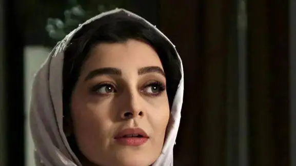 ایده خفن و ژست هنری ساره بیات در یک ساختمان با معماری مدرن و روز