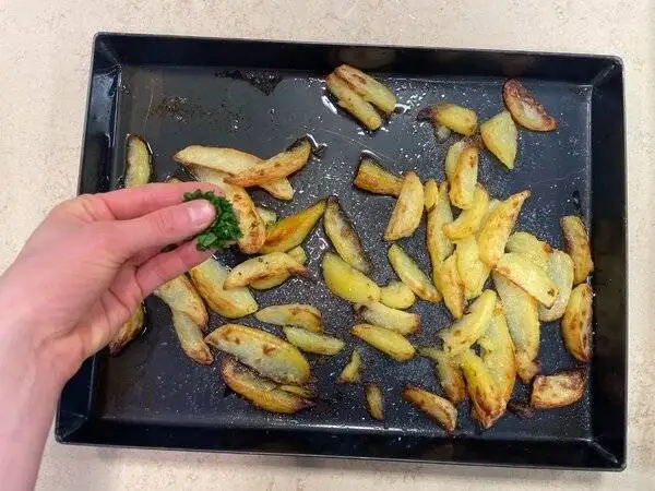 خروس سرخ شده با مرینیت ویژه در کنار سیب زمینی برشته - مراحل کامل روش تهیه + تصاویر