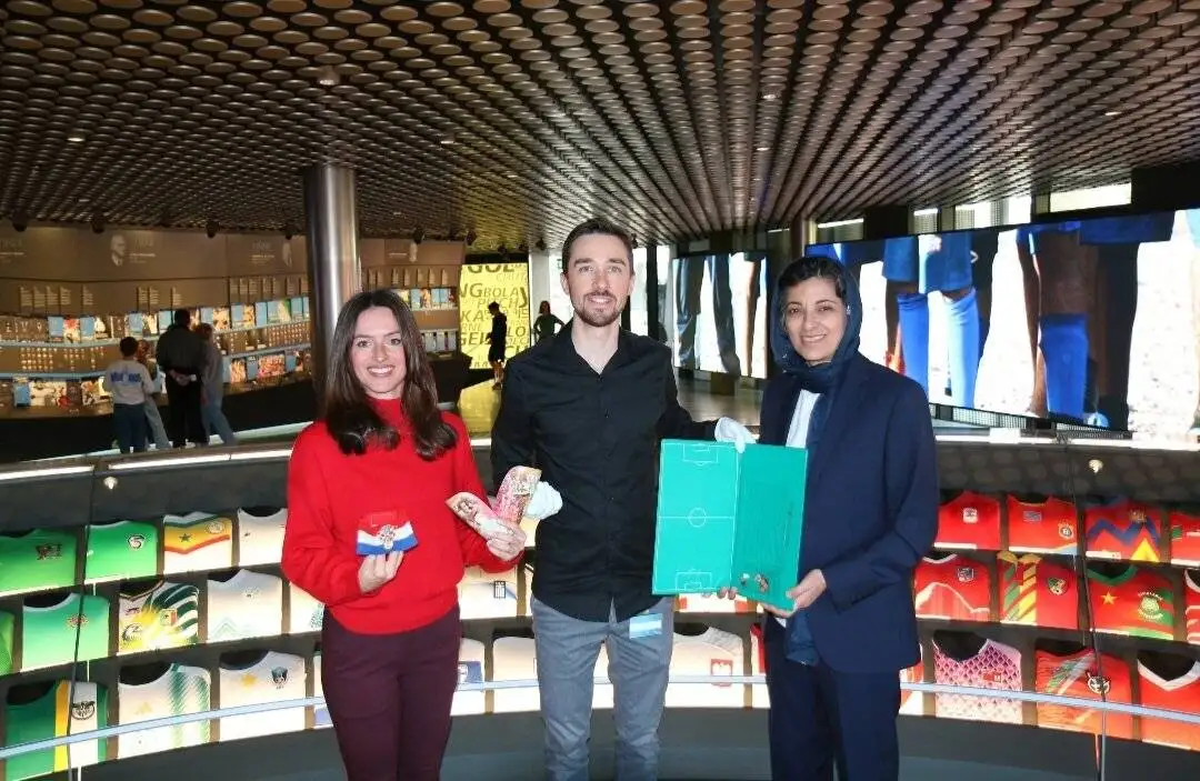 عکس - هدیه جالب مربی زن فوتبال ایران به فیفا