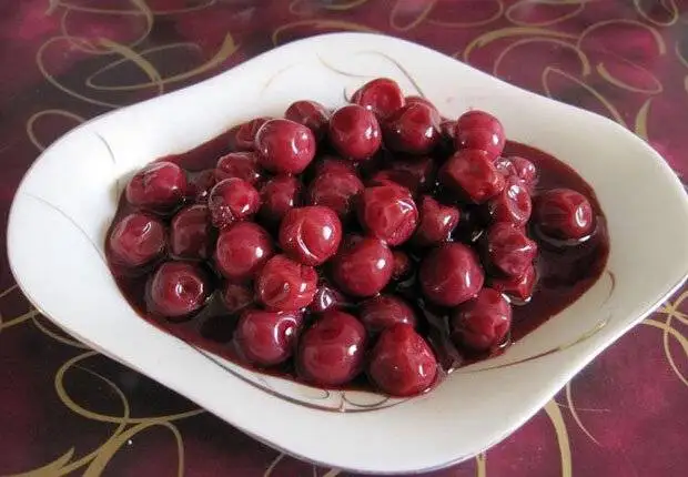 درست کردن ترشی آلبالو خوشرنگ و خوشمزه به روش خانگی
