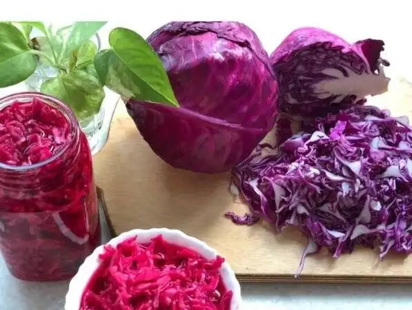 چگونه ترشی کلم قرمز پاییزی درست کنیم؟