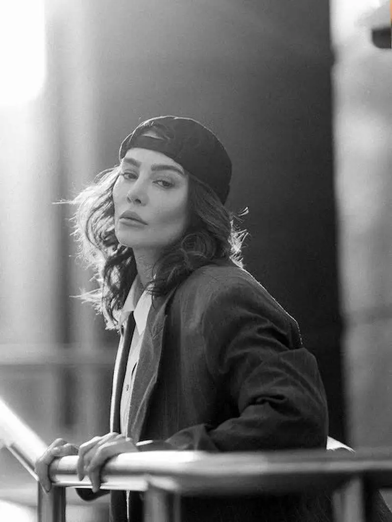 سحر قریشی با کت وشلوار اورسایز در خیابان های دبی - چهره ای جدید و بحث برانگیز خانم بازیگر