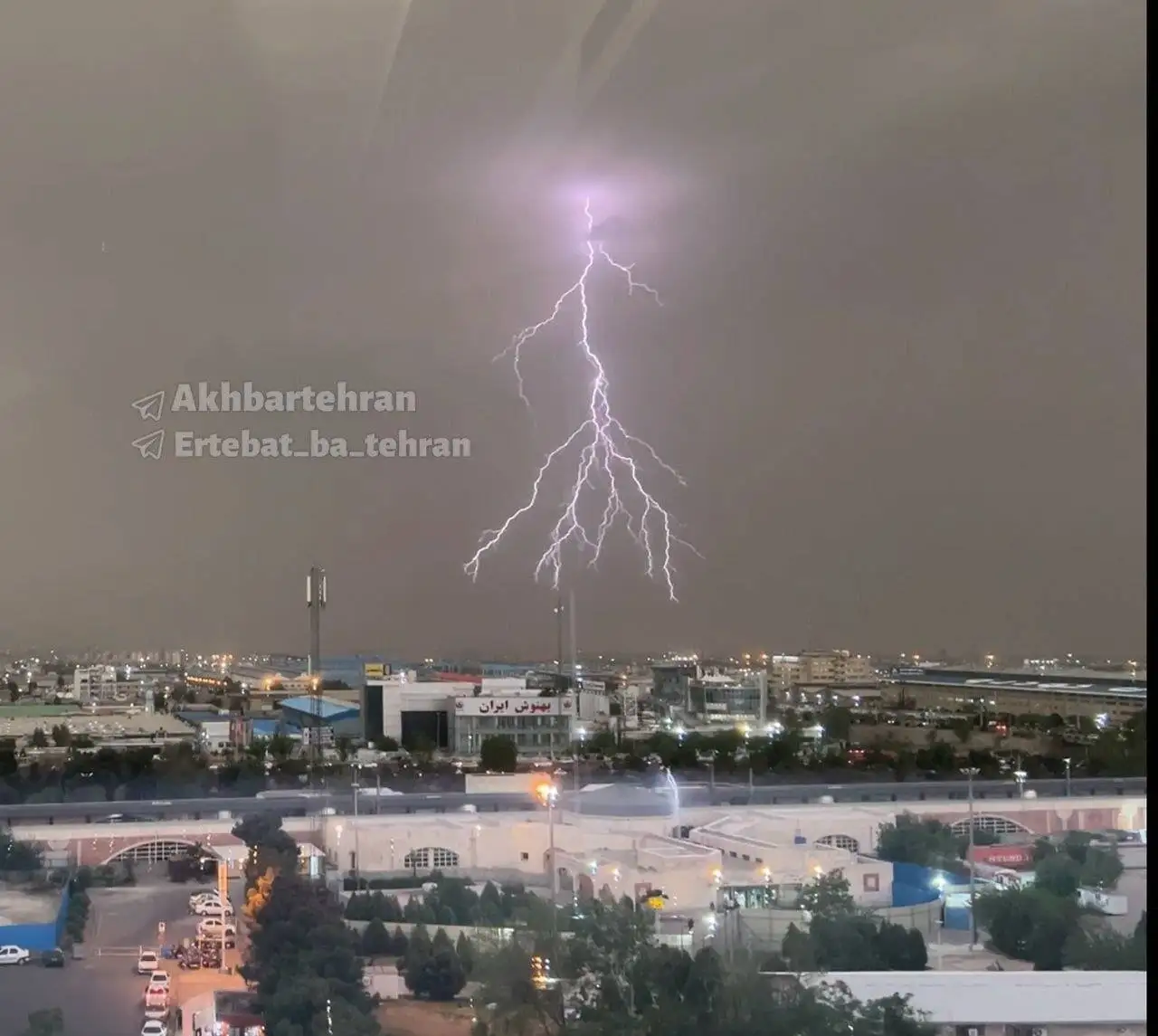 تصویر - ثبت لحظه رعد و برق در حین طوفان امشب از منطقه 22 تهران