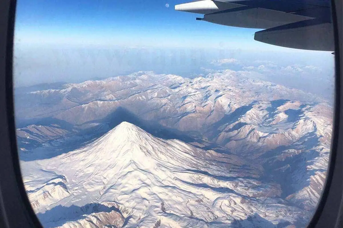 ویدیو - تصاویر دیده نشده از تصویربرداری و عکسبرداری انگلیسی ها از قله دماوند از درون هواپیما