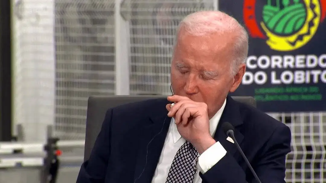 ترامپ روی دست بایدن بلند شد - عکس