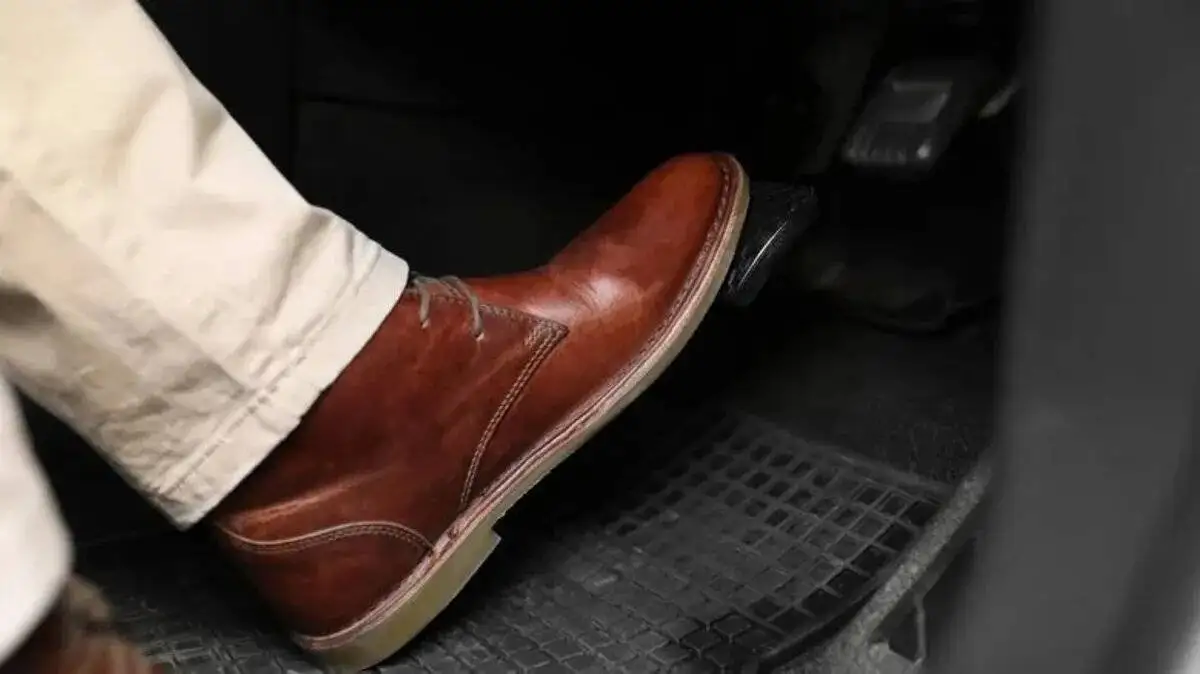 گرفتن ترمز و کلاچ به صورت همزمان ؛ اشتباهی رایج در رانندگی + روش درست توقف خودرو