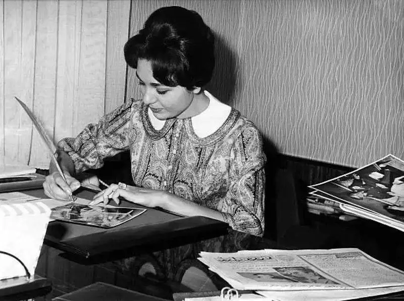 سفر به ایام قدیم سال 1340؛ فرح دیبا با کارهای قایمکی در اتاق کارش