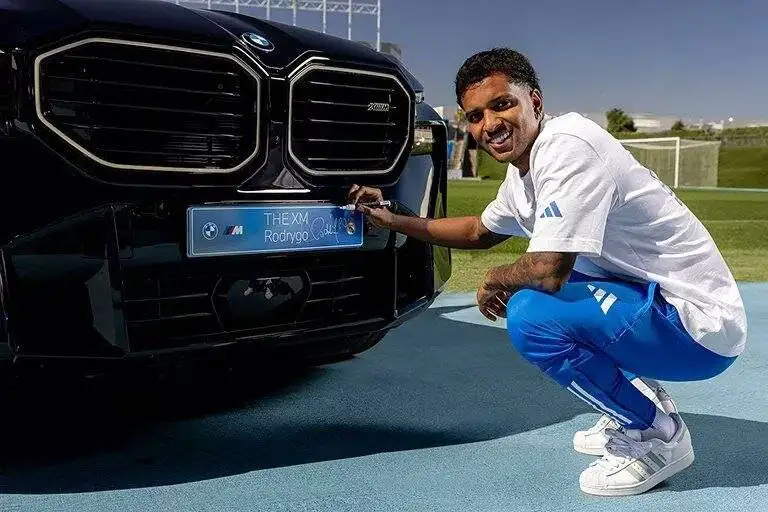 عکس - bmw زیبا پیشکش به ستاره های رئال مادرید