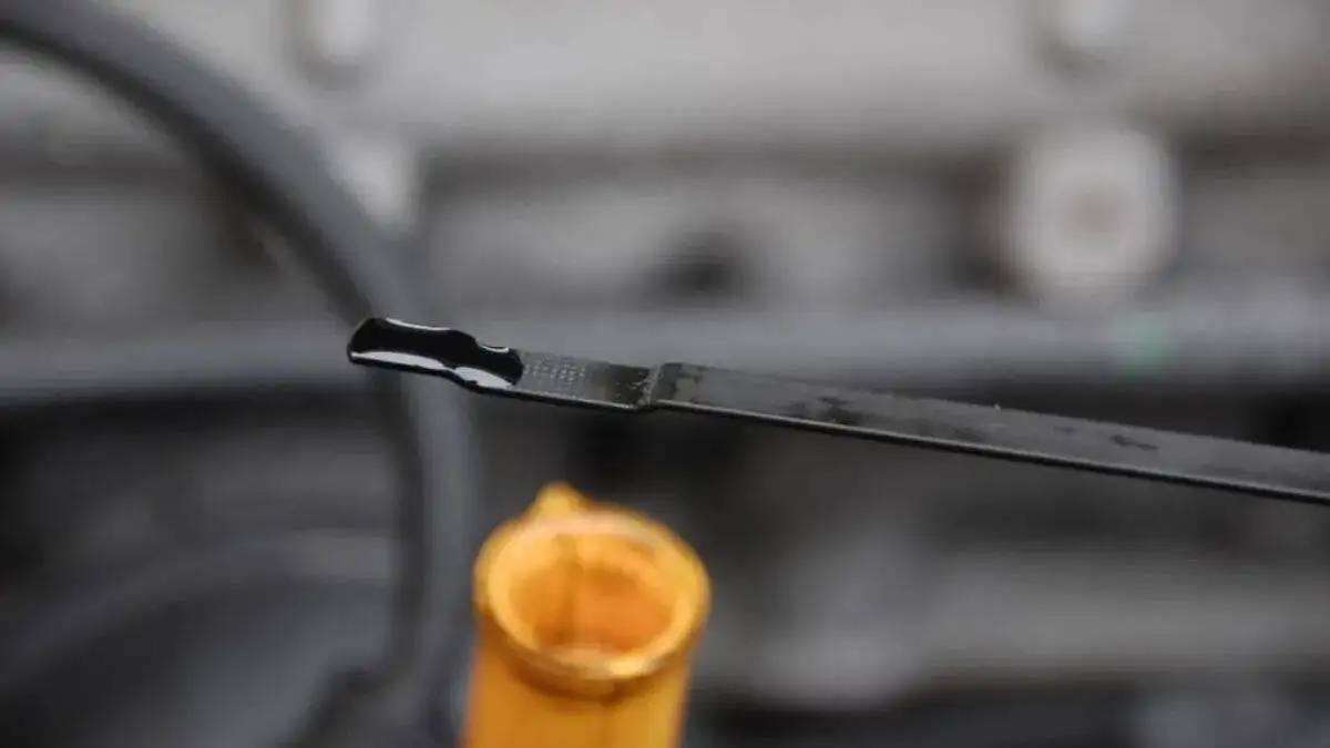 اشتباهات رایج در اندازه گیری روغن موتور خودرو + روش درست