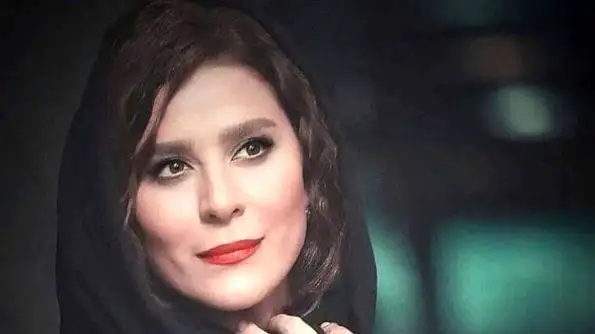 عکس - سلفی سحر دولتشاهی در خودرواش با یک روحیه خوب