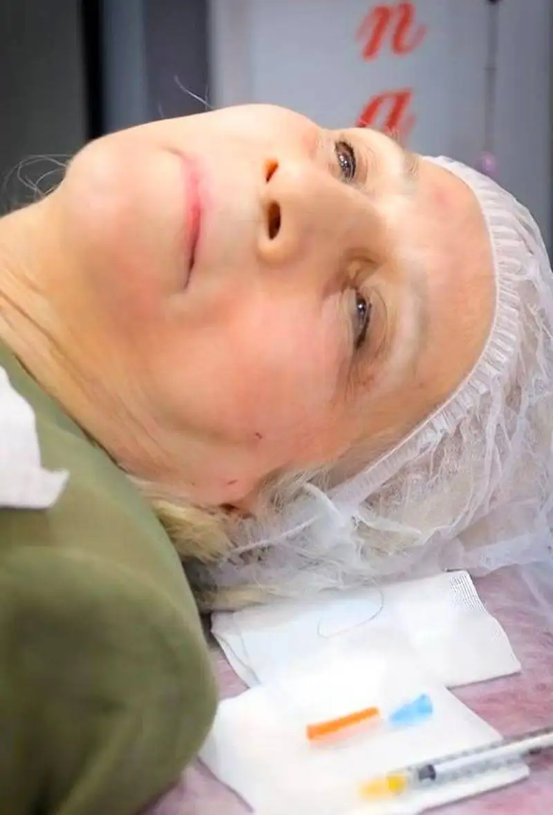 متین ستوده و مادر کامران تفتی در مرکز زیبایی - خانم بازیگر نیومده مادرشوهرش رو بزک کرد